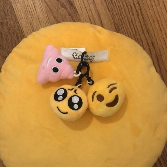 HEART emoji pillow with three little emojis back - Picture 4 of 5